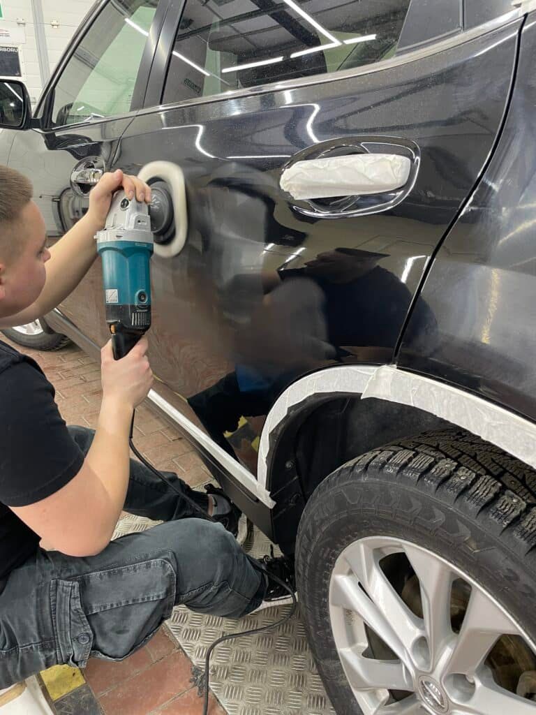 Удаление вмятины на двери nissan